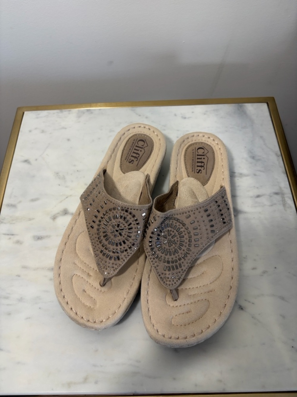 Cliffs by WHITE MOUNTAIN Cienna Beaded Thong Sandal - 8 EUC - Picture 1 of 8